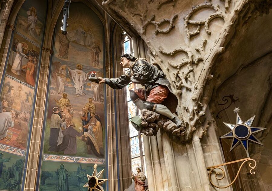 Prague Castle: Royal Palace, Cathedral, and Golden Lane Tour - Old Royal Palace and Vladislav Hall