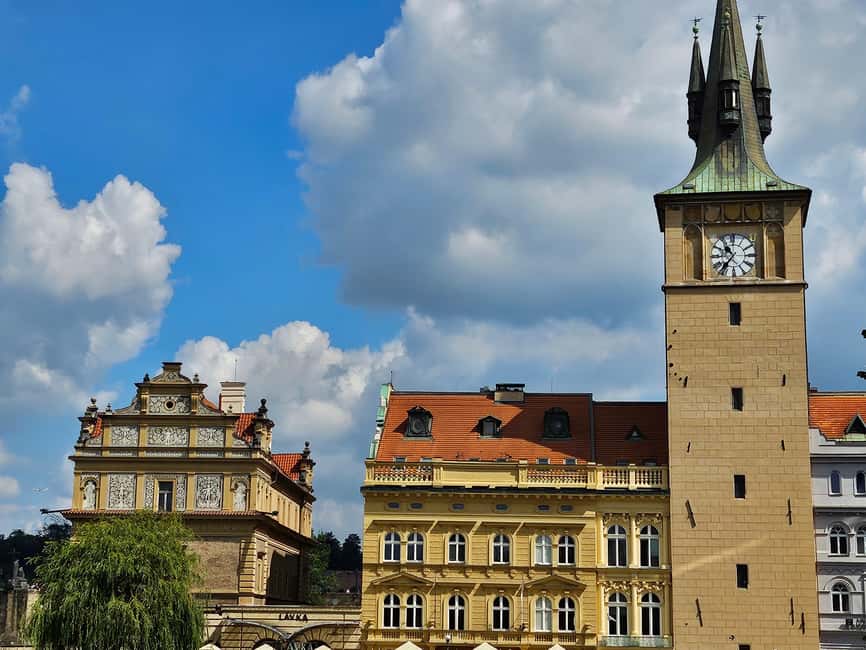 Prague Castle tour - Meeting at Lvi Dvur and getting started