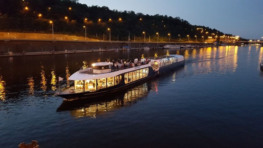Prague: City Tour and Dinner Cruise with Hotel Pickup - Key points at a glance