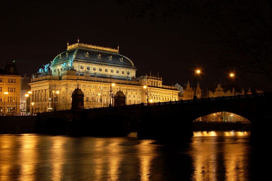 Prague: City Tour and Dinner Cruise with Hotel Pickup - A quick city tour before the river