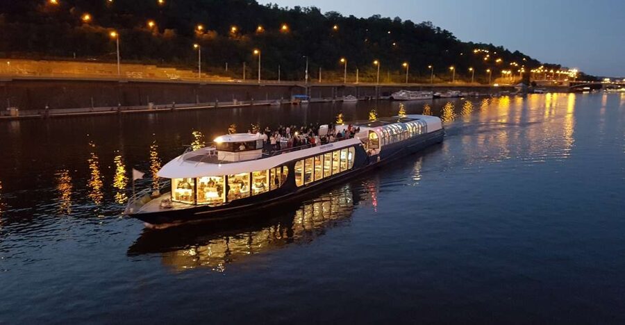 Prague: City Tour and Dinner Cruise with Hotel Pickup - Prague Castle, Charles Bridge, and the floodlit riverbanks