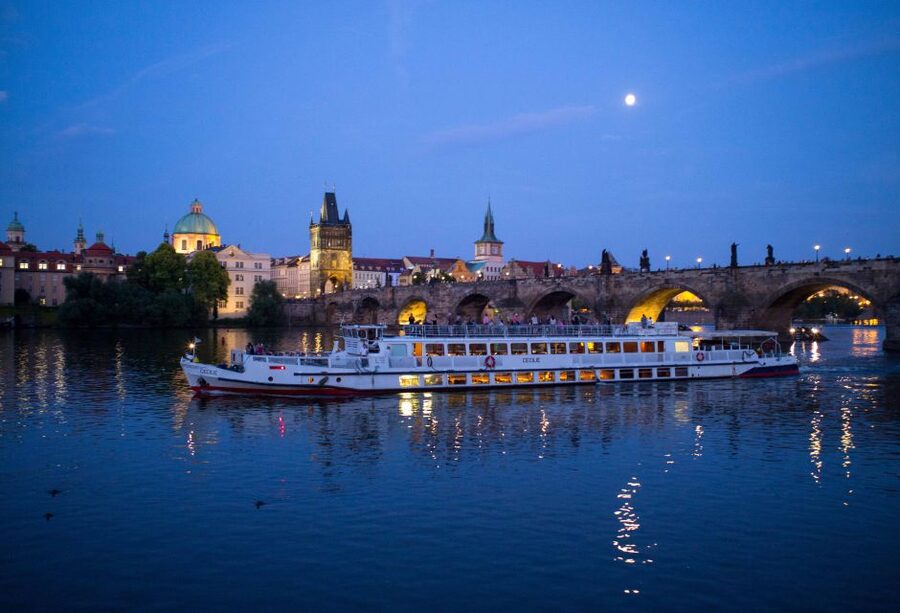 Prague: City Tour and Dinner Cruise with Hotel Pickup - Music, service, and the evening mood