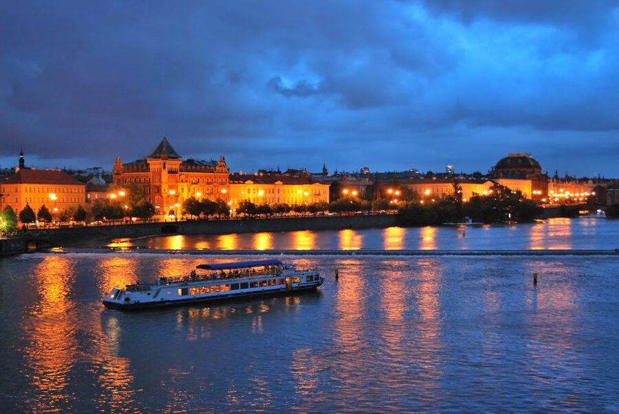 Prague: City Tour and Dinner Cruise with Hotel Pickup - Accessibility and practical comfort