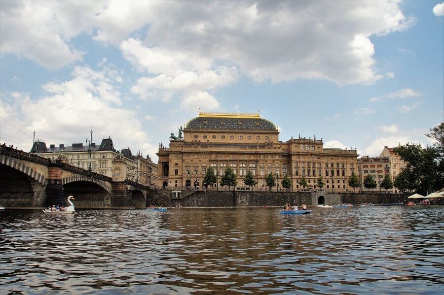 Prague Complete Tour in Spanish & Lunch, Tickets - Prague Castle rewards the uphill effort