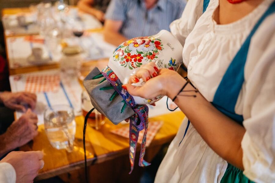 Prague: Dinner with Folk Show and Open Bar - Who should book this Czech folk dinner?