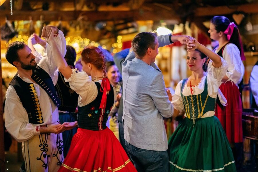 Prague: Folkloric Dinner Show with Unlimited Drinks - Key points to know before you book