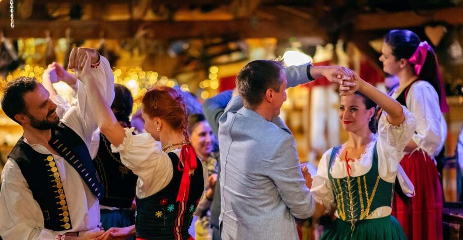 Prague: Folkloric Dinner Show with Unlimited Drinks - The mead toast and the four-course dinner