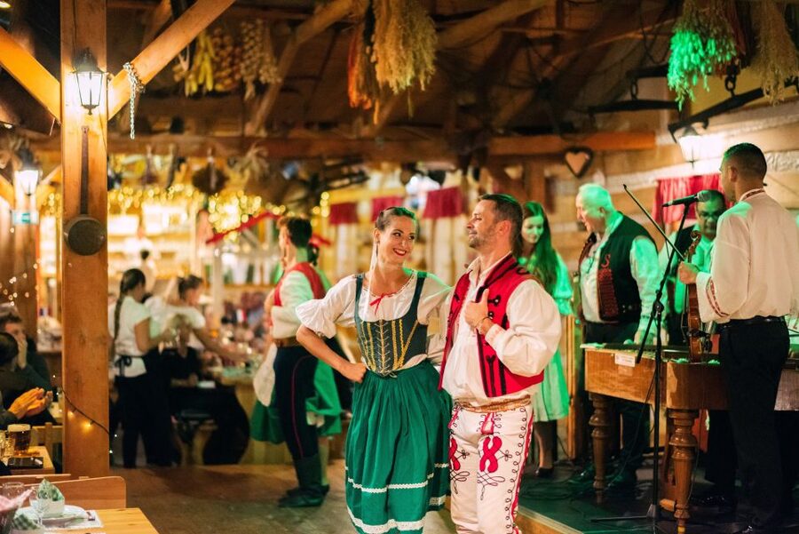 Prague: Folkloric Dinner Show with Unlimited Drinks - Unlimited drinks and attentive service