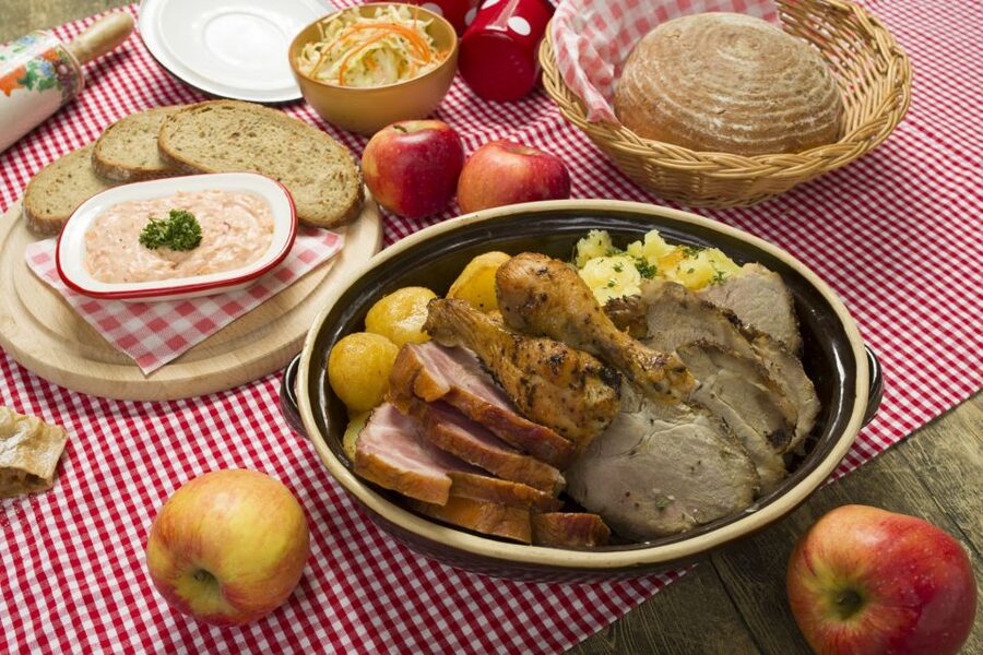 Prague: Folkloric Dinner Show with Unlimited Drinks - Who will enjoy this evening most?