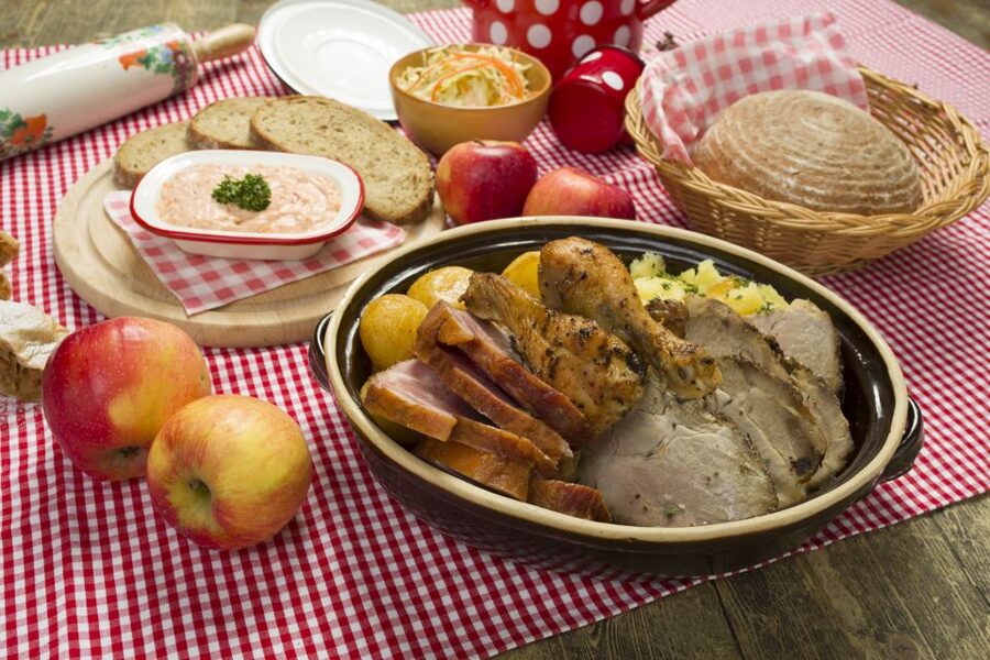 Prague: Folkloric Dinner Show with Unlimited Drinks - Arrival at Hlubočepy and the Folklore Garden