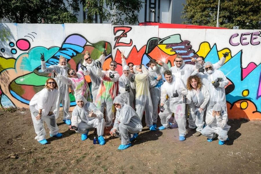 Prague Graffiti Workshop For Groups & Team-Building Groups - Preparing the pre-painted black wall