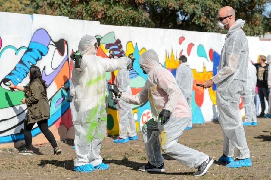 Prague Graffiti Workshop For Groups & Team-Building Groups - Learning spray cans, caps, fades, and fills