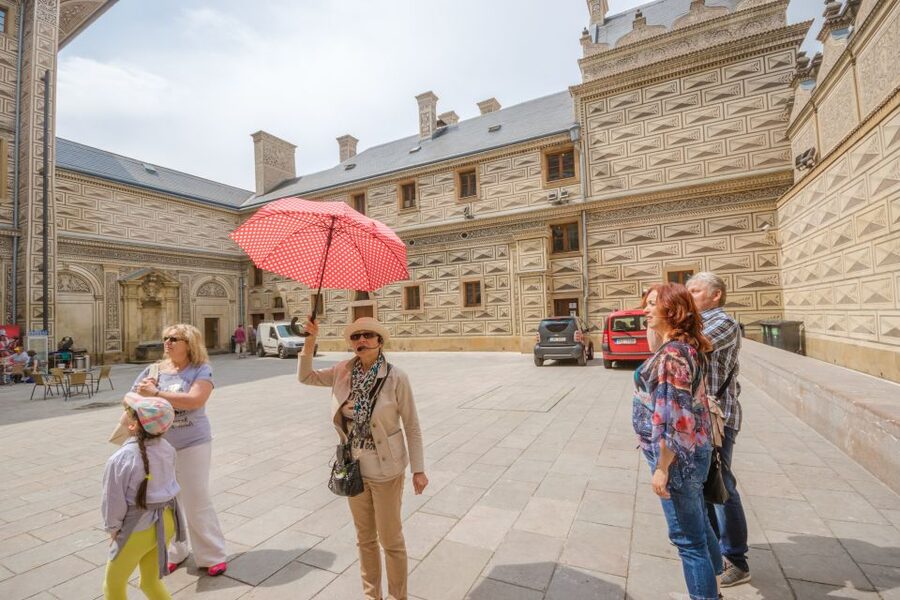 Prague: Guided Bus & Walking Tour with River Cruise & Lunch - Old Town Square and the astronomical clock