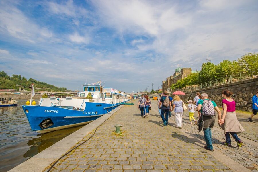 Prague: Guided Bus & Walking Tour with River Cruise & Lunch - A two-hour Vltava cruise with lunch