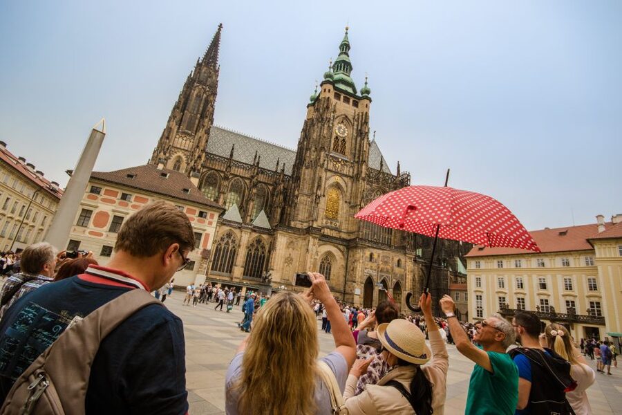 Prague: Guided Bus & Walking Tour with River Cruise & Lunch - Guides, languages, and the human side of the day