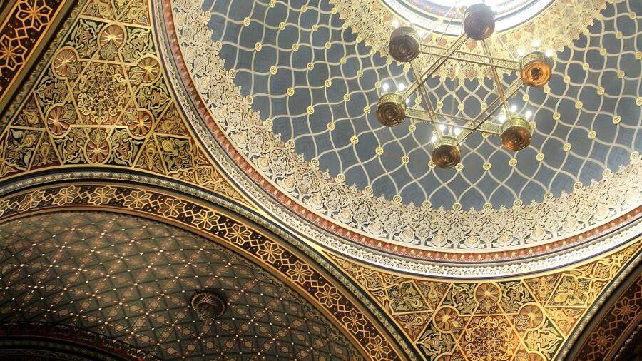 Prague: Guided Tour inside the Jewish Cemetery & Synagogues - Spanish Synagogue: the visual high point