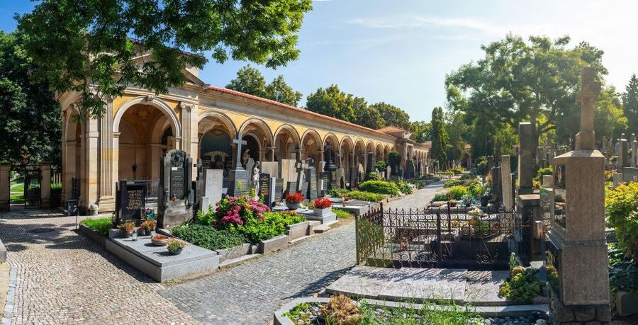 Prague: Guided tour to the historic fortress of Vyšehrad - Walking the centuries-old fortress ramparts