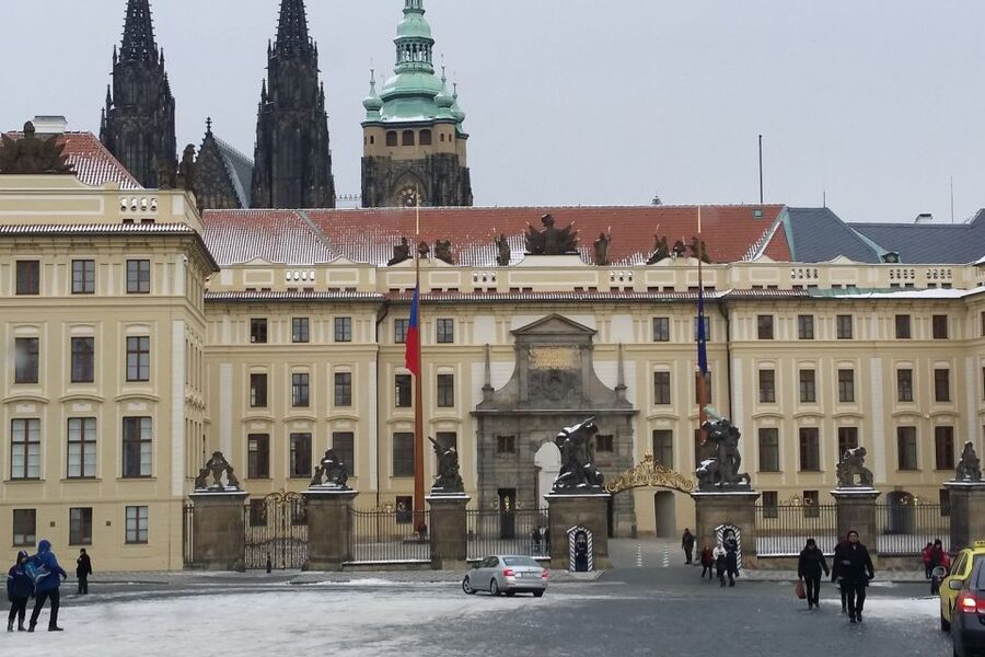 Prague: Historic City Center Bus Tour with Top Sights - The 30-minute break near Prague Castle