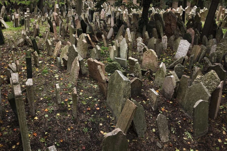 Prague: Jewish Quarter Half-Day Private Walking Tour - The Old Jewish Cemetery, Layer After Layer