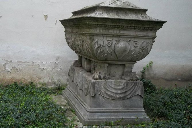 Prague Jewish Quarter Private Half-Day Walking Tour - Reading the crowded stones of the Old Jewish Cemetery