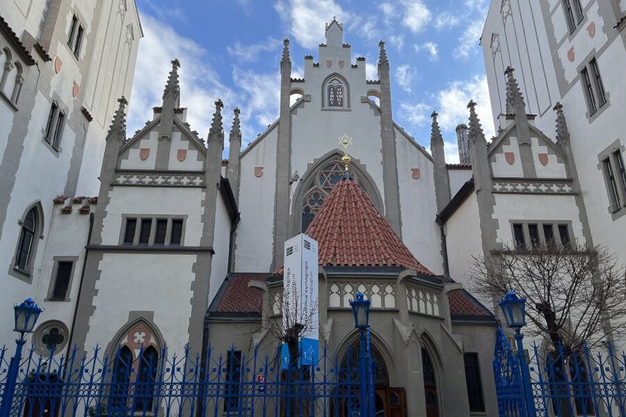 Prague: Jewish Town Guided Walking Tour - Entering Prague’s old Jewish quarter