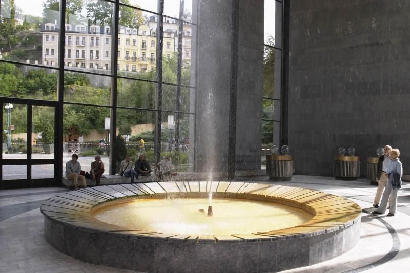 Prague: Karlovy Vary Tour with Lunch and Moser Museum Visit - Meeting the coach in Prague