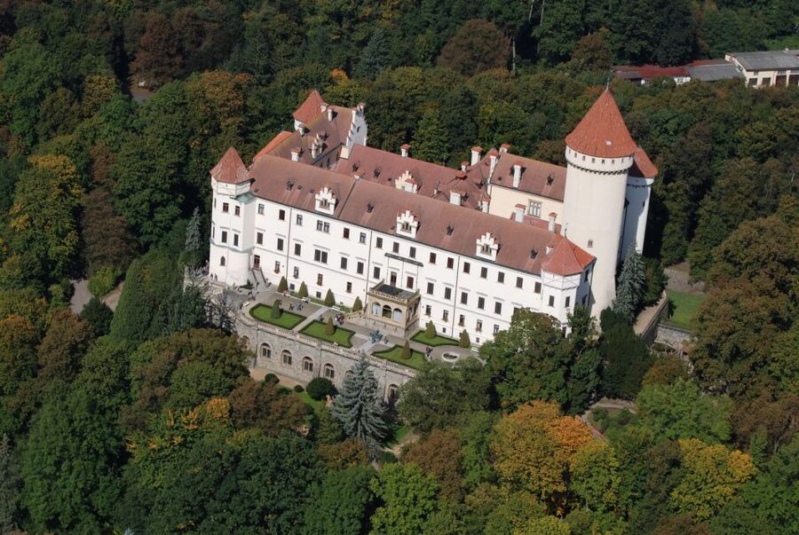Prague: Karlštejn Castle Guided Tour with Entry Ticket - Why Karlštejn works as a Prague day trip