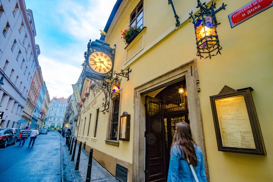 Prague: Legendary Beer Tour with Dinner - Walking through Prague’s story between the drinks