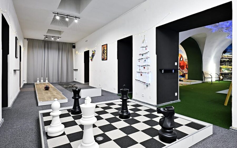 Prague: Mazemania Miniature Golf Experience - Starting the 18-hole course