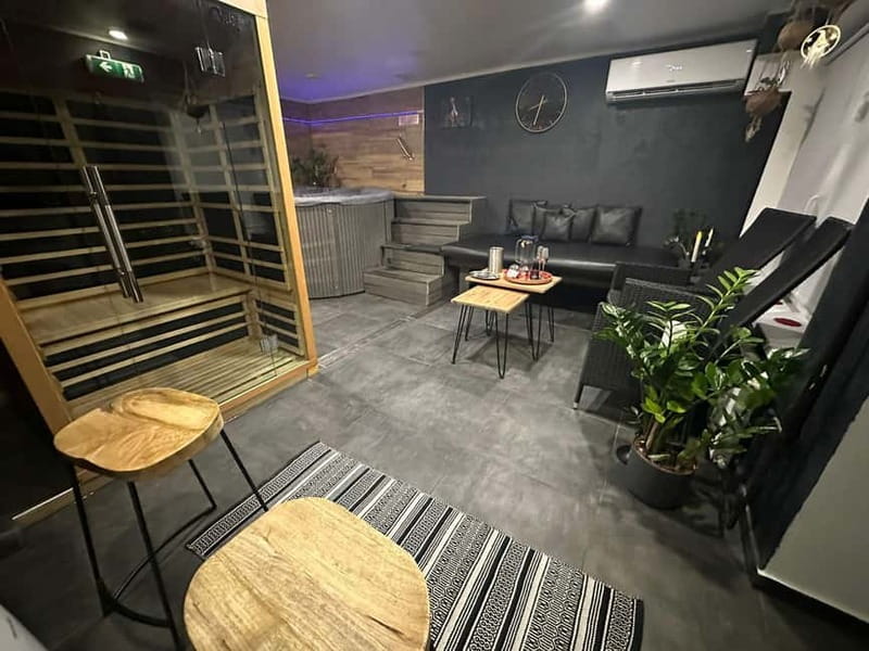 Prague: Modern Private Spa with Jacuzzi and Sauna - Key points at a glance