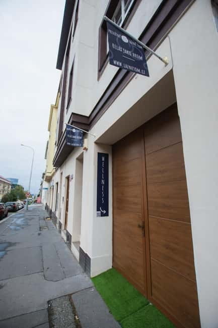 Prague: Modern Private Spa with Jacuzzi and Sauna - The first minutes: changing and settling in