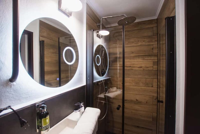 Prague: Modern Private Spa with Jacuzzi and Sauna - Fruit, prosecco, coffee, and the minibar