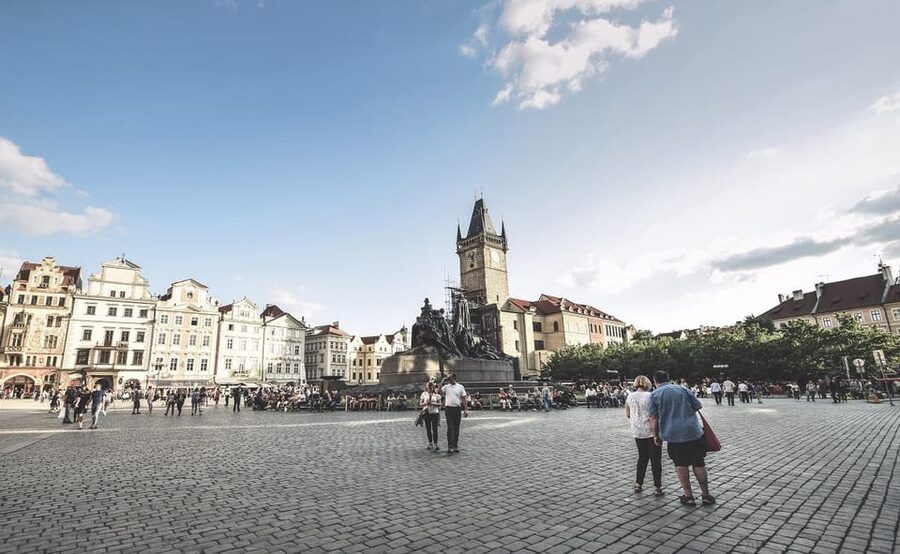 Prague: Old Town and Jewish Quarter Guided Walking Tour - What the guides do well