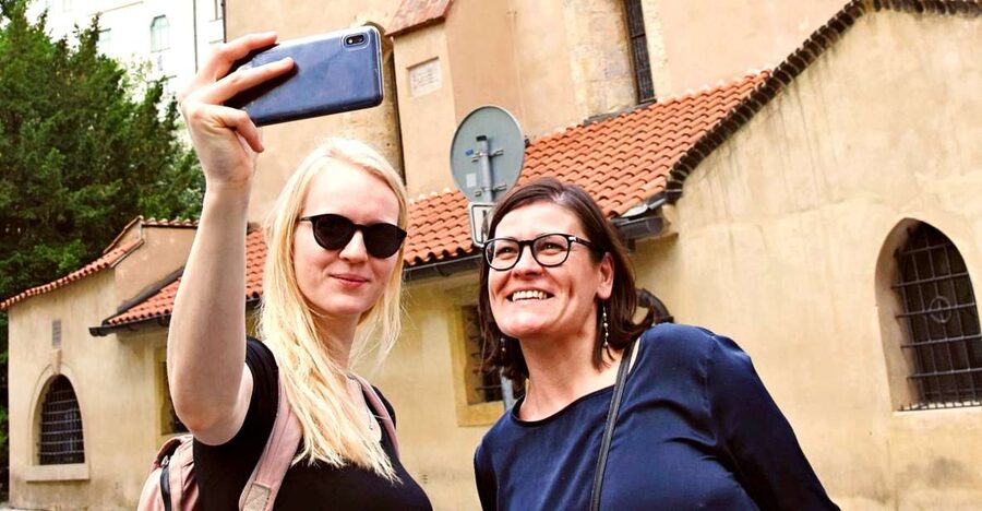 Prague: Old Town and Jewish Quarter Tour - Guide quality and the tone of the experience