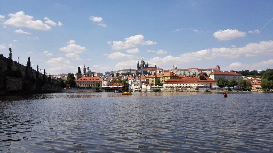Prague: Old Town Guided Walking Tour and City Boat Ride - What the praise tells you about the guiding