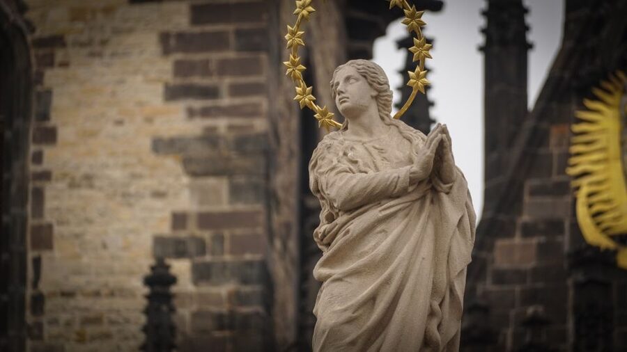 Prague: Old Town Highlights & Hidden Gems Guided Tour - Practical preparation for cobblestones and weather