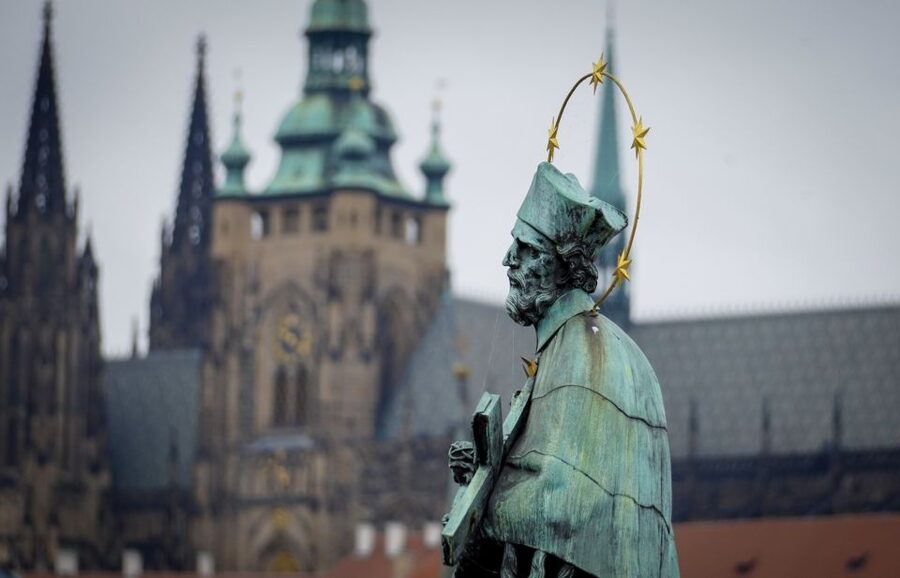 Prague: Old Town Highlights & Hidden Gems Guided Tour - Lesser Town and Charles Bridge: a strong opening