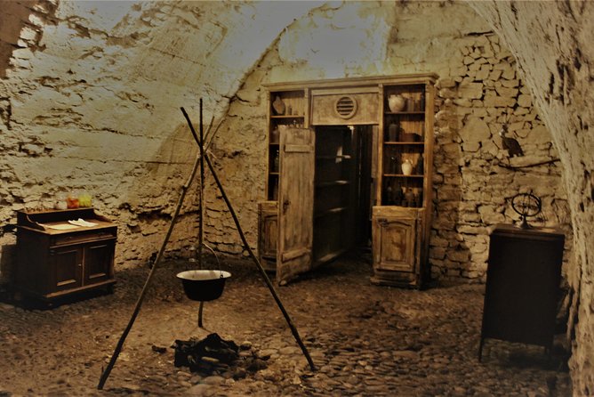 Prague Old Town, Medieval Underground and Dungeon Historical Tour - How the 90 minutes usually feels