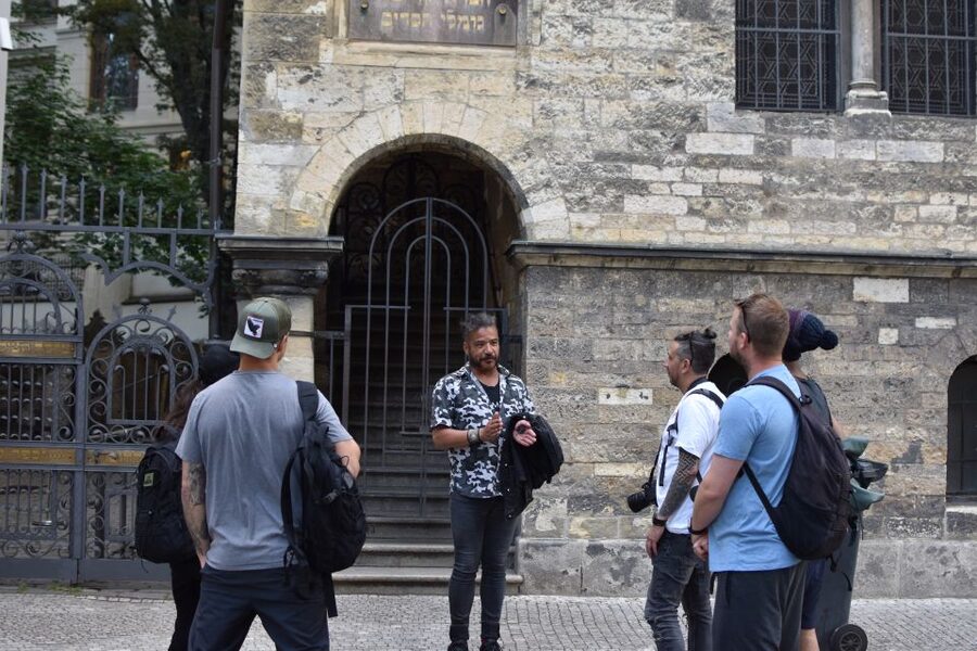 Prague: Old Town, Prague Castle & River Cruise Day Tour - Prague Castle, from medieval foundations to modern democracy
