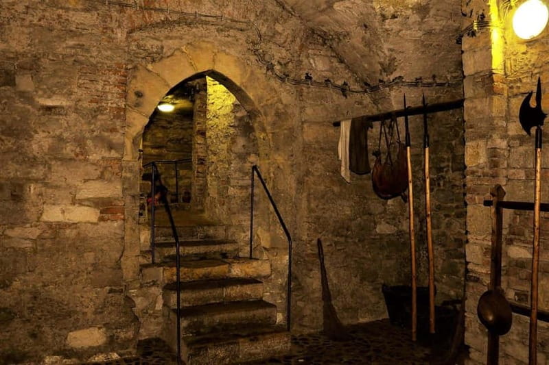 Prague Old Town, Underground and House of Alchemy Tour - Narrow lanes and Gothic courtyards