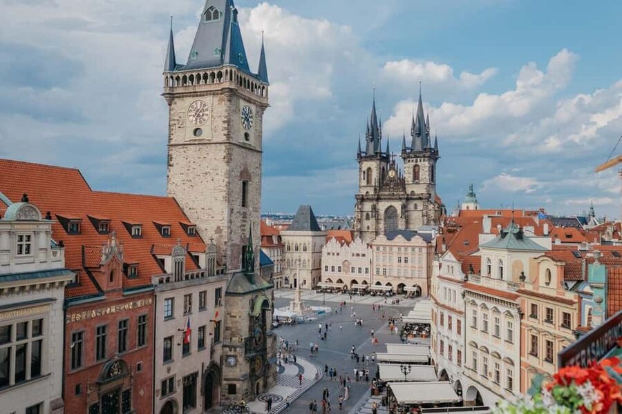 Prague Old Town, Underground and House of Alchemy Tour - Going below the modern city