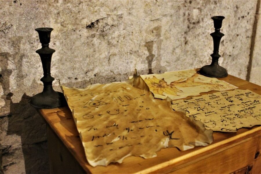 Prague: Oldtown, Medieval Underground & Dungeon History Tour - How the guide affects the experience
