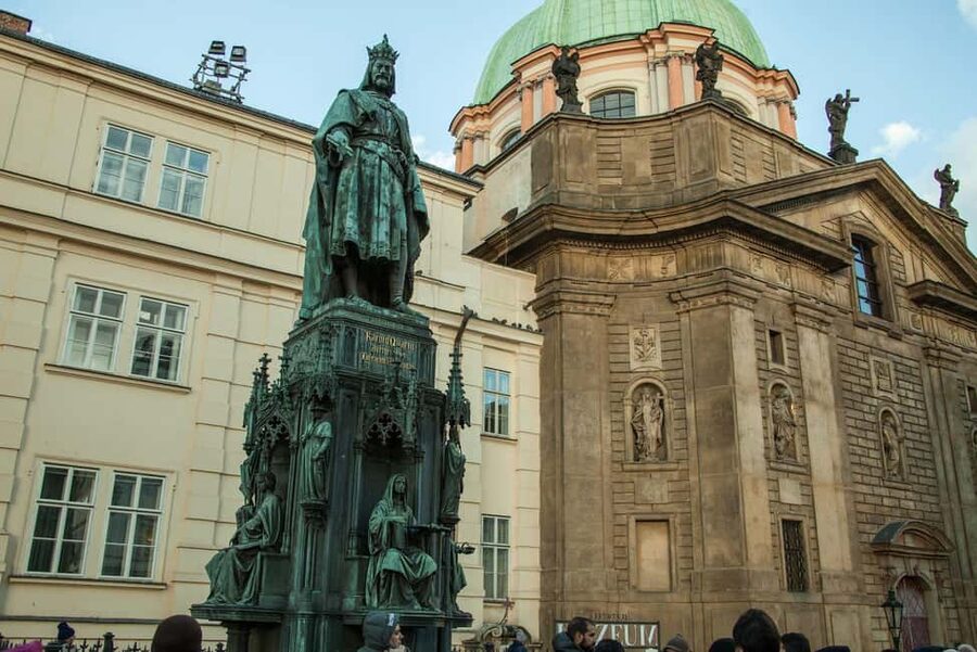 Prague: Prague Castle & Charles Bridge – guided tour in German - A smart route from Charles Bridge to the castle