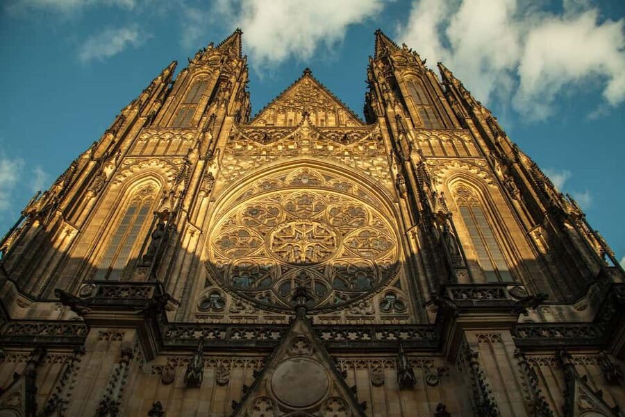 Prague: Prague Castle & Charles Bridge – guided tour in German - The tram ride saves time and energy