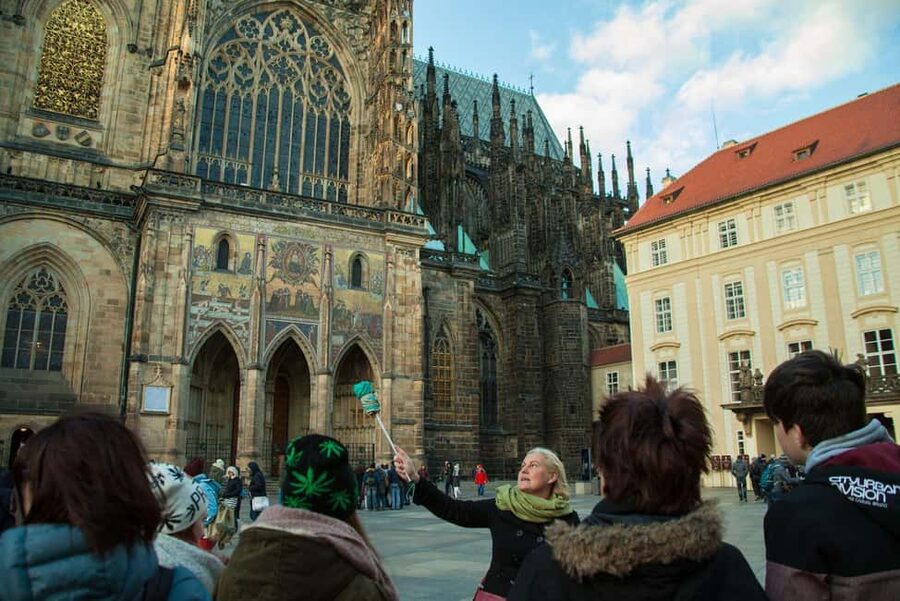 Prague: Prague Castle & Charles Bridge – guided tour in German - Who will enjoy this German-language tour