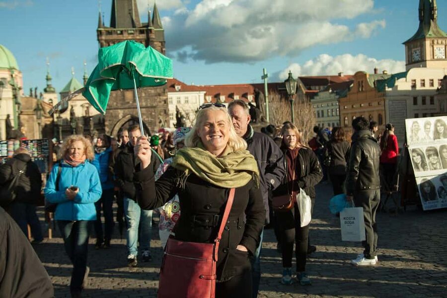 Prague: Prague Castle & Charles Bridge – guided tour in German - Charles Bridge: a lively opening with plenty of legends