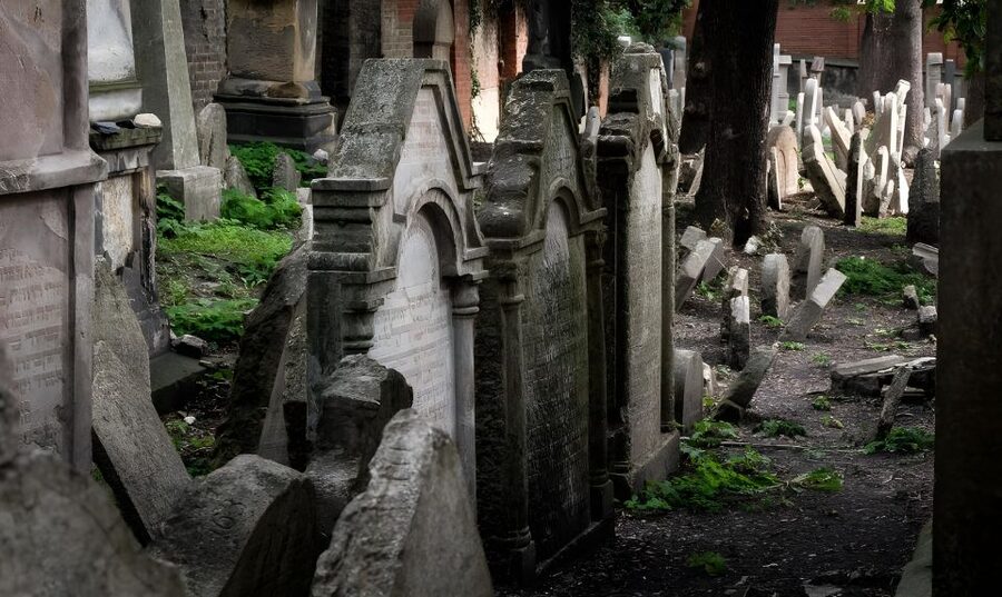 Prague: Prague Synagogues & the Jewish Cemetery Guided Tour - Klausen Synagogue: another side of Jewish religious life