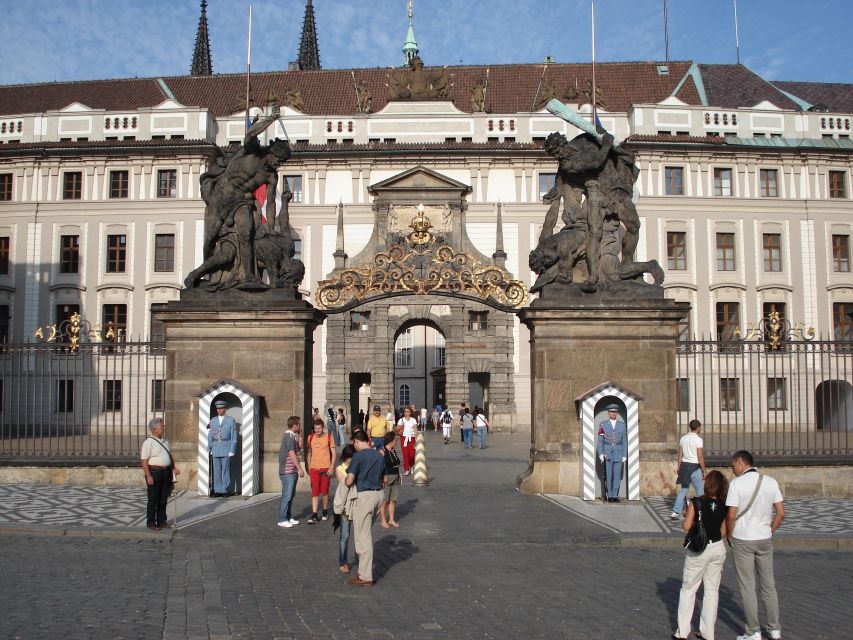 Prague: Private All Inclusive Tour - New Town in a focused 30 minutes
