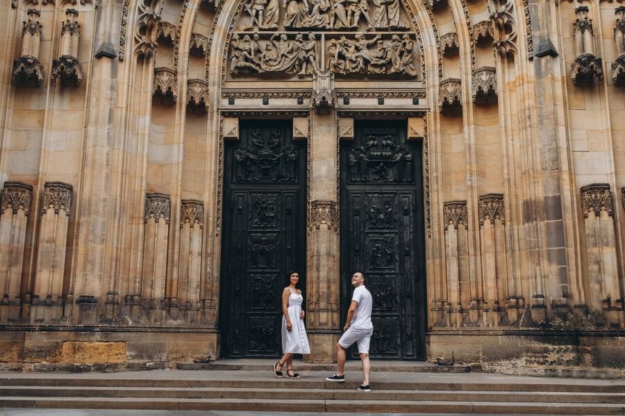 Prague: Professional Photoshoot at Prague Castle - Starting outside Prague Medieval Tavern