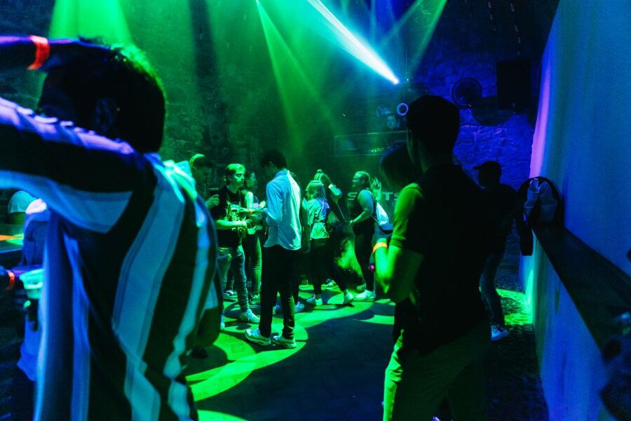 Prague: Pub Crawl with Unlimited Drinks & 5-floor Club Entry - Who should book this night out?